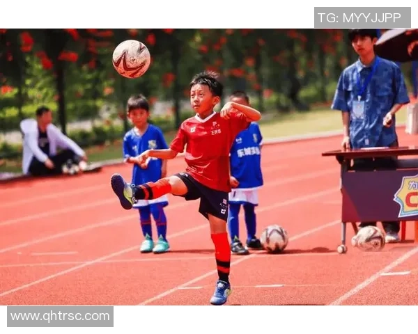 帅气少年足球明星的成长之路与梦想追逐的精彩瞬间