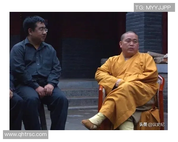 少林寺方丈赠送足球明星定制法衣传递武术与体育的融合精神